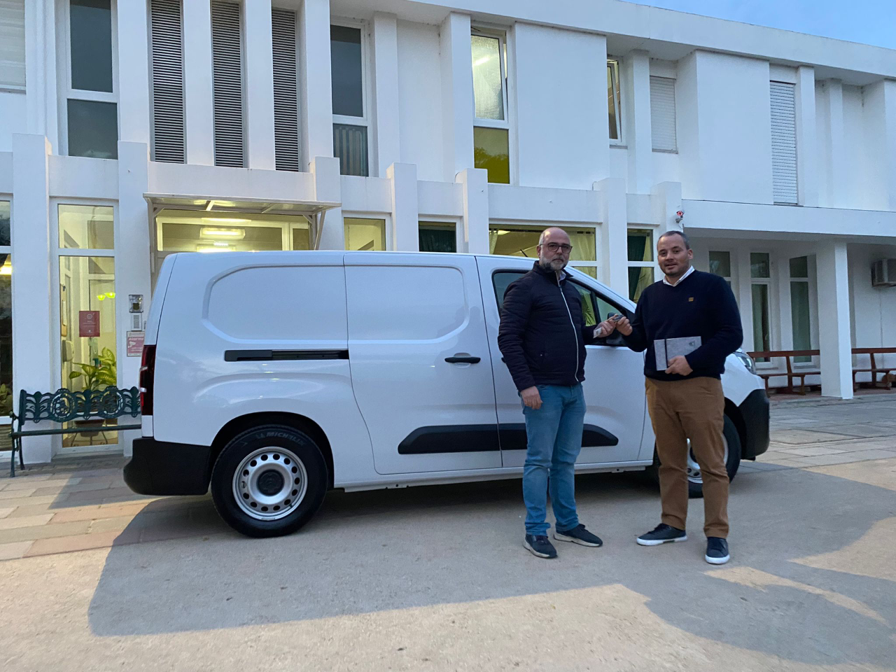 Lar de S. José adquire uma viatura 100% elétrica para o Serviço de Apoio Domiciliário carrinha eletrica